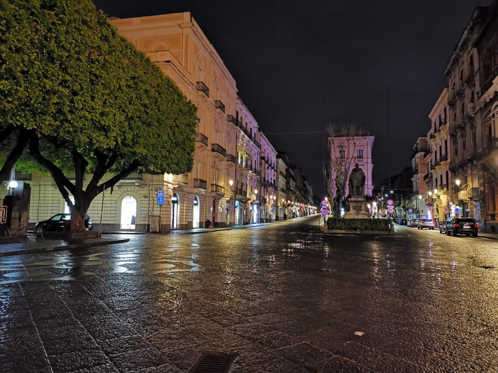 Bed and Breakfast Residenza Del Turista Катания Экстерьер фото